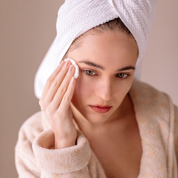 穿上眼霜的妇女