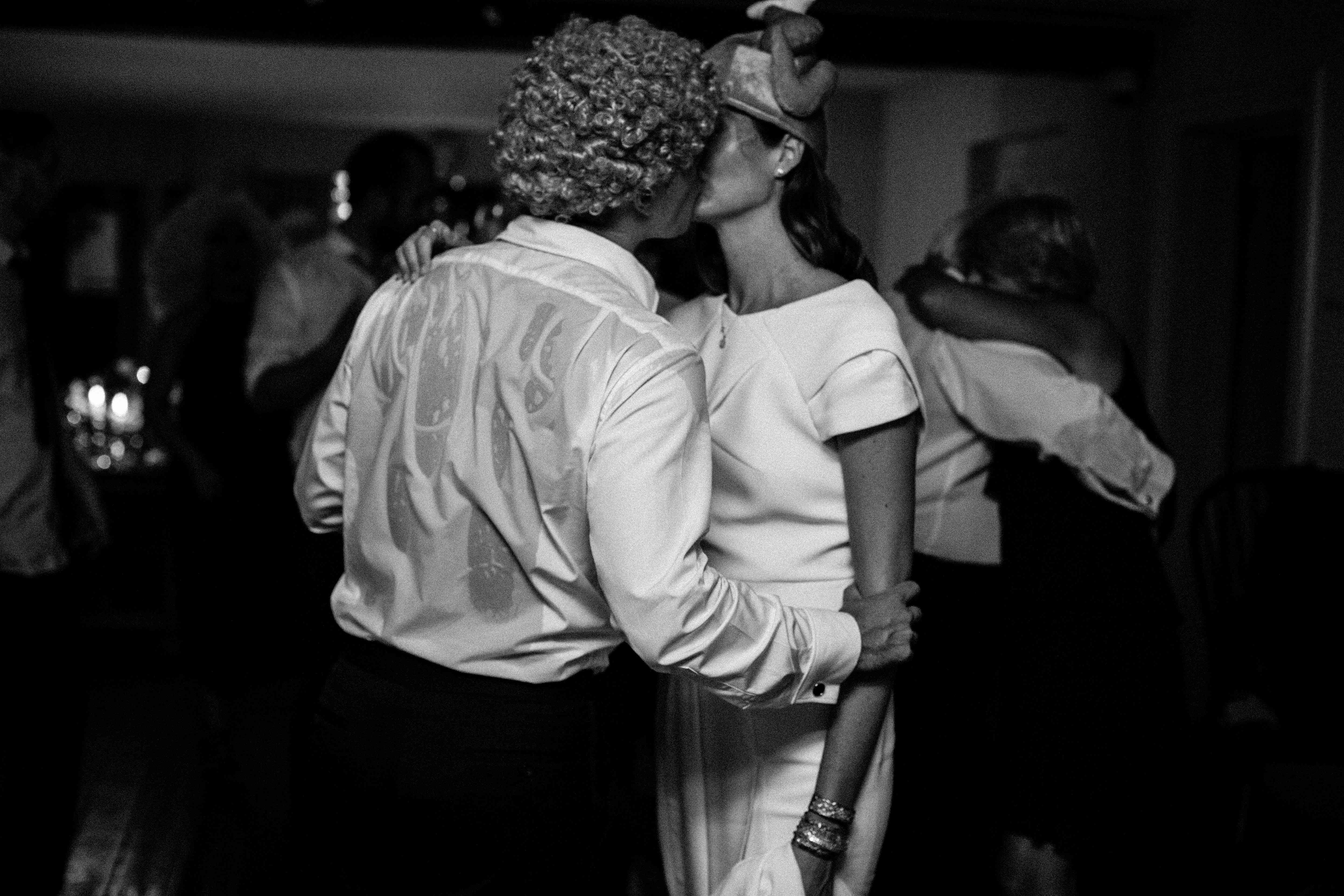 新娘和新郎在假发