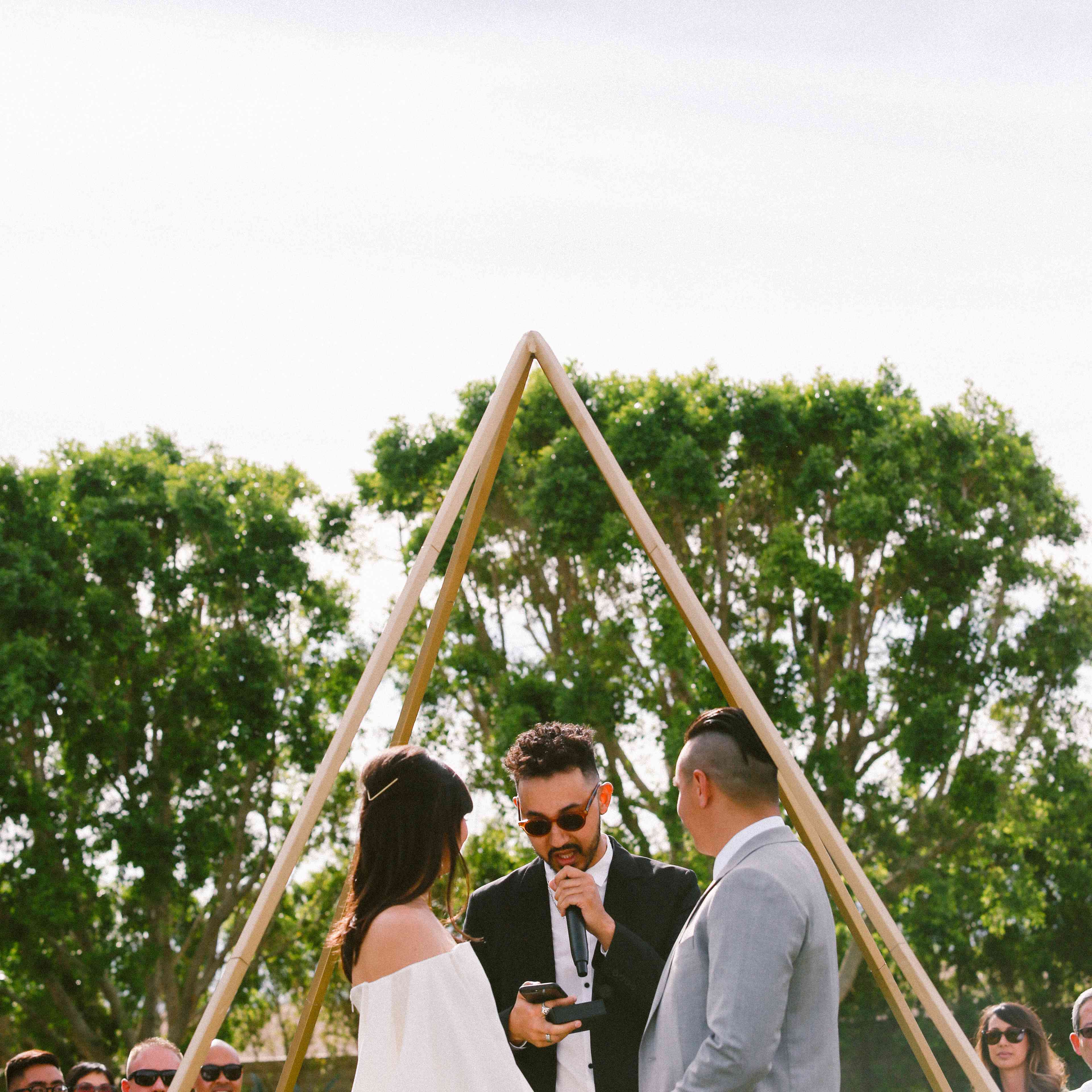 新娘和新郎交换誓言