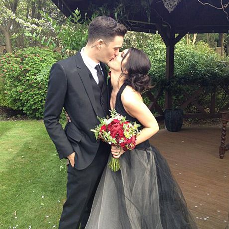 Shenae GrimesGrimes扮演一个高中生在90210年重新启动,但王薇薇连衣裙她穿嫁给未婚夫Josh山毛榉2013年5月是孩子气。伦敦为他们的婚礼,格兰姆斯走过长廊黑色长裙,戴着薄纱的裙角,缰绳领口搭配romantic-goth触动包括红玫瑰花束和brooch-accented高髻