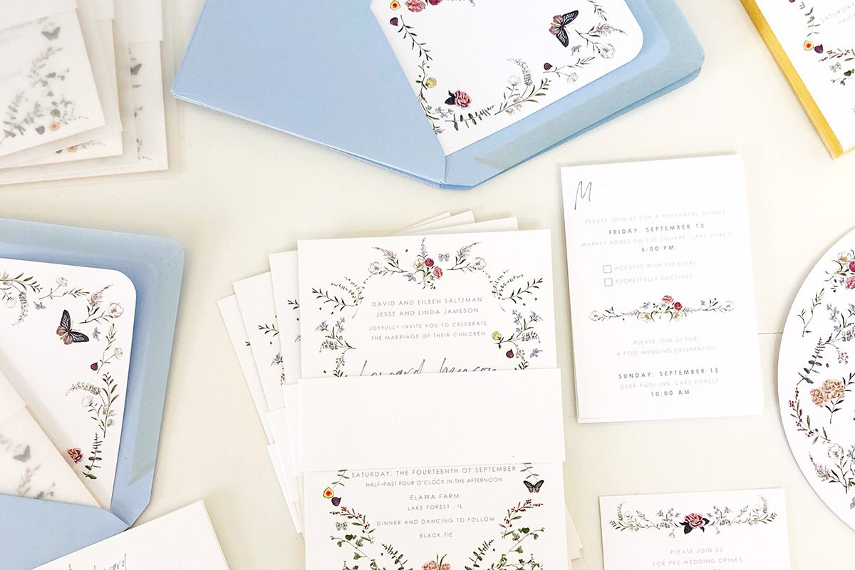 平躺着尘土飞扬的蓝色植物婚礼请柬