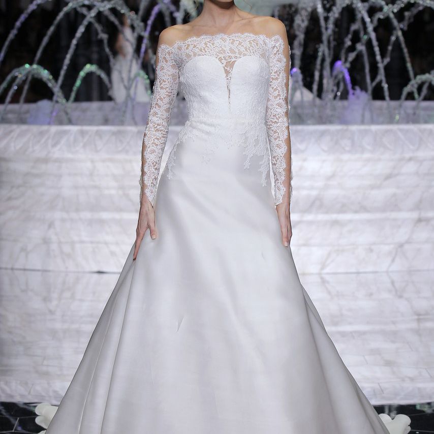 普罗诺维亚(Pronovias)的长袖露肩婚纱