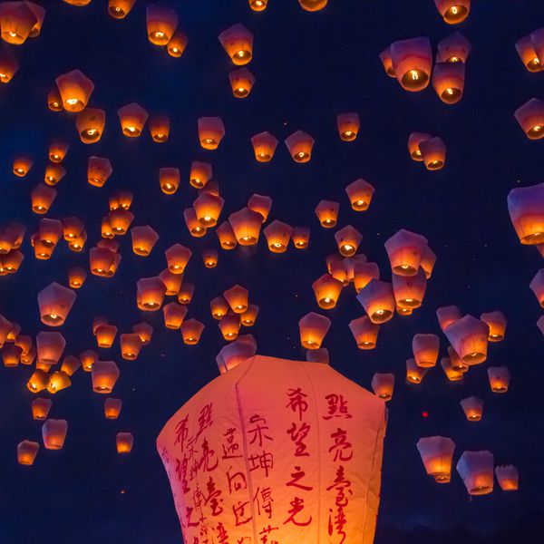 天灯将祝福带到天堂。