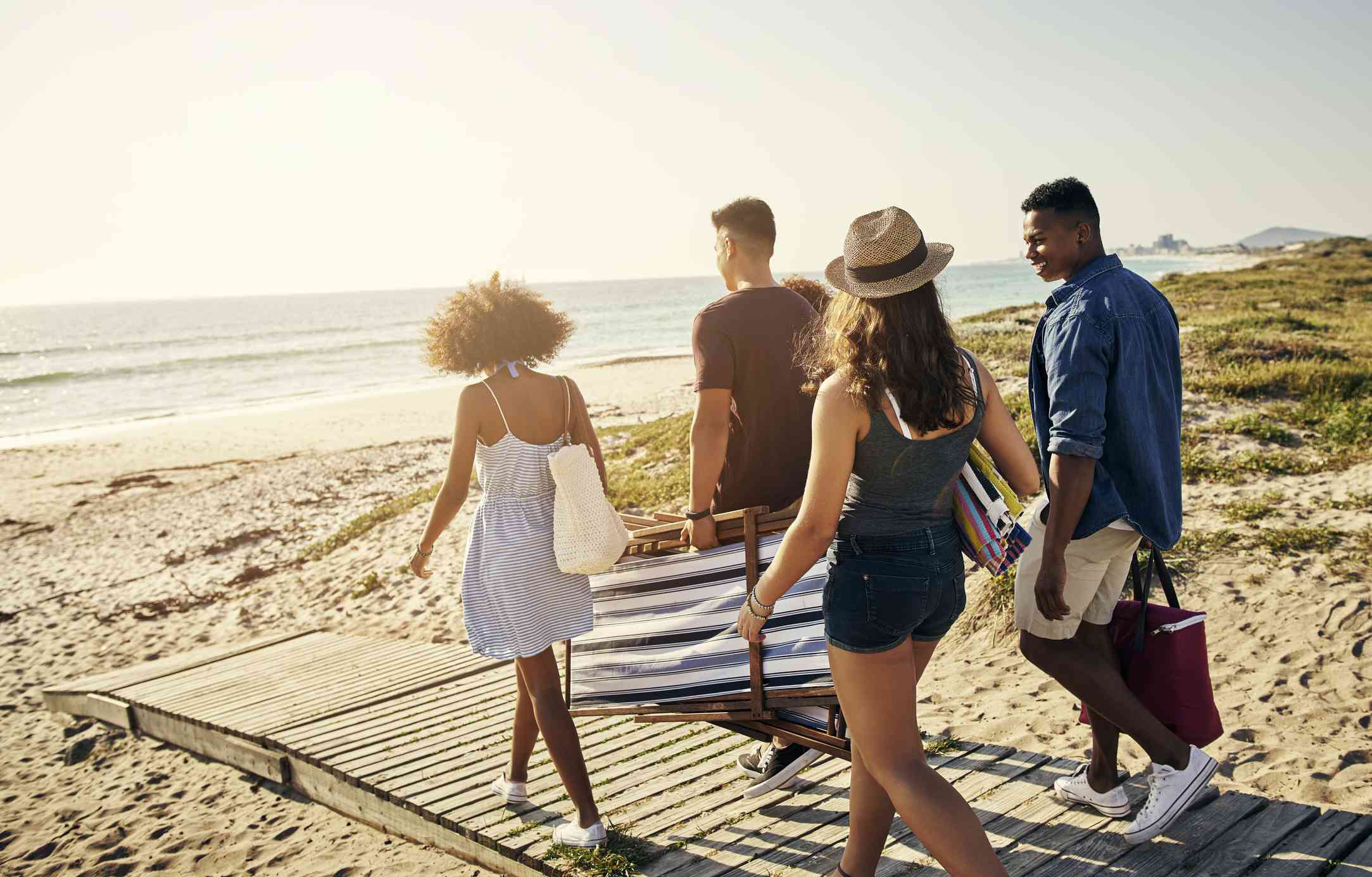 四个朋友走在海滩上