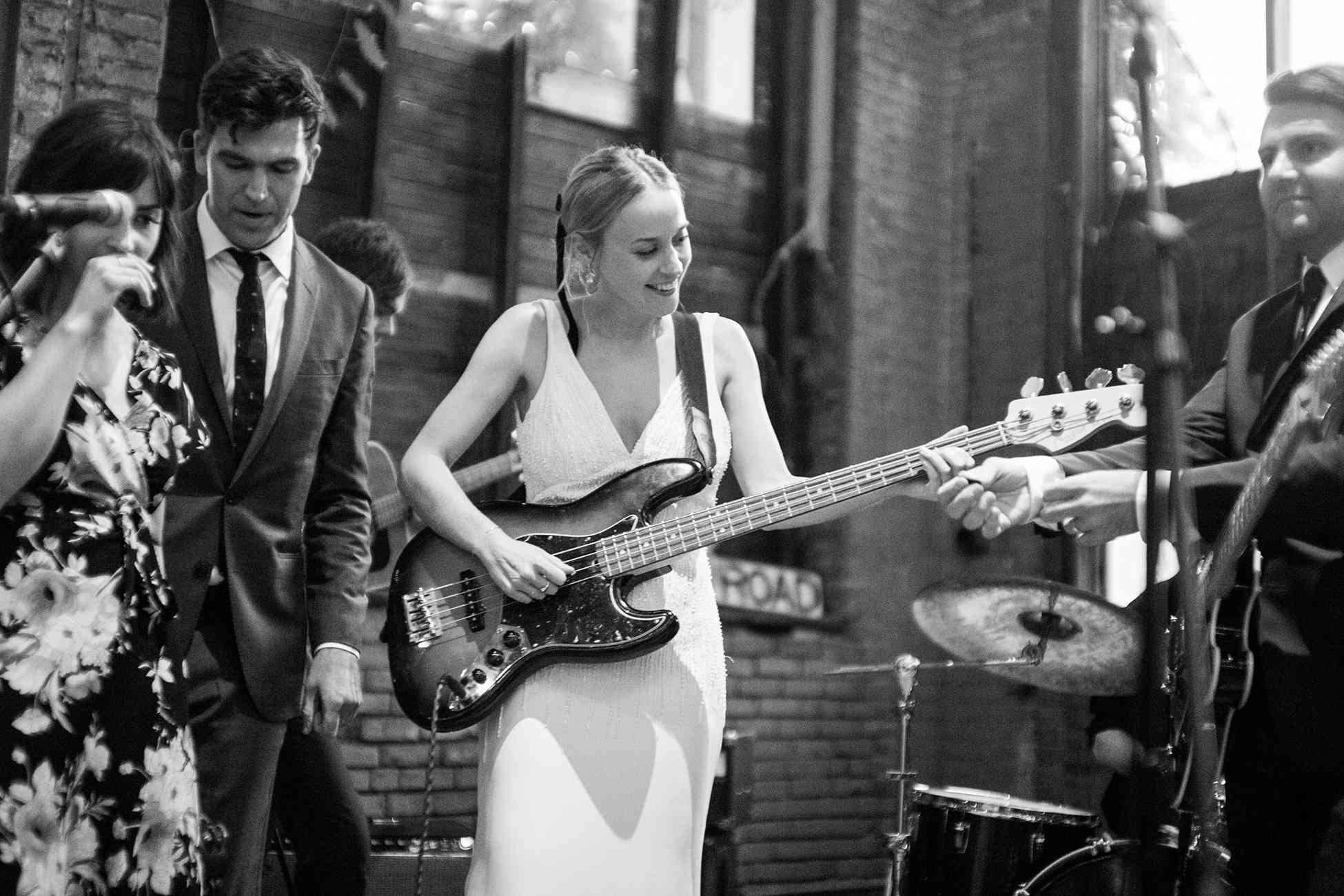 <p>新娘弹吉他现场乐队</p>