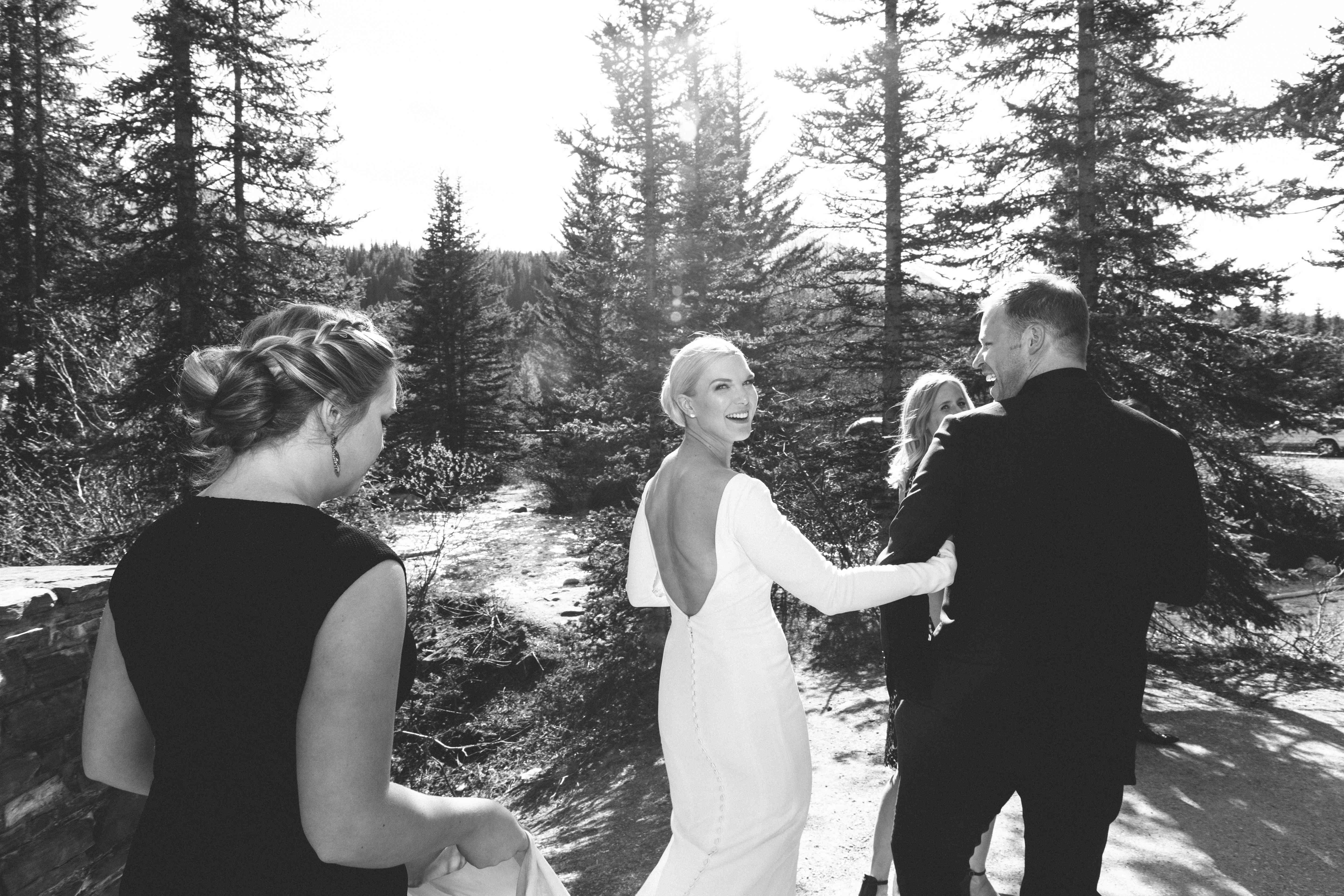 新娘和新郎手挽着手