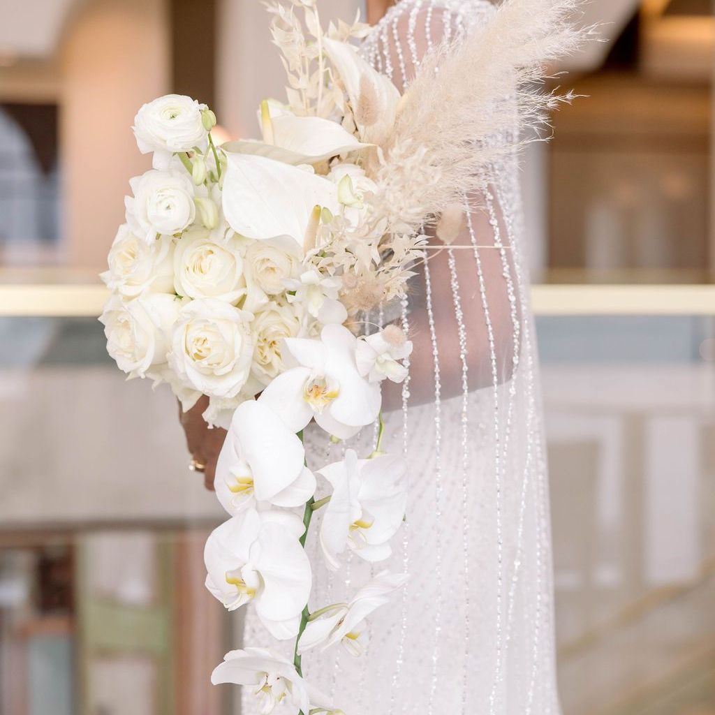 与白色和奶油花的级联花束