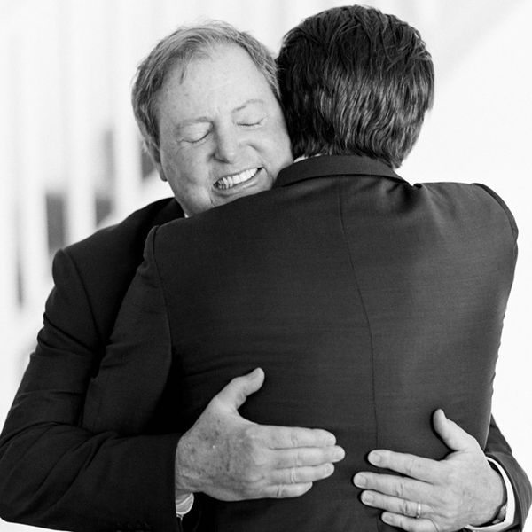 父亲拥抱未来女婿