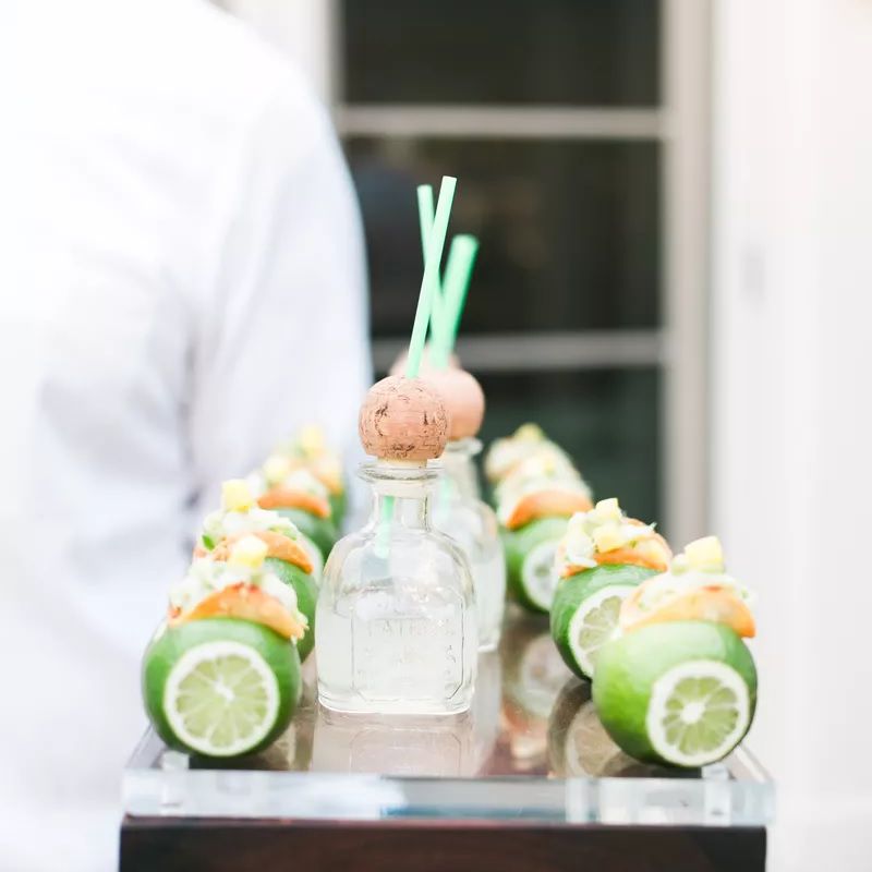 迷你玉米饼和玛格丽塔酒放在托盘里