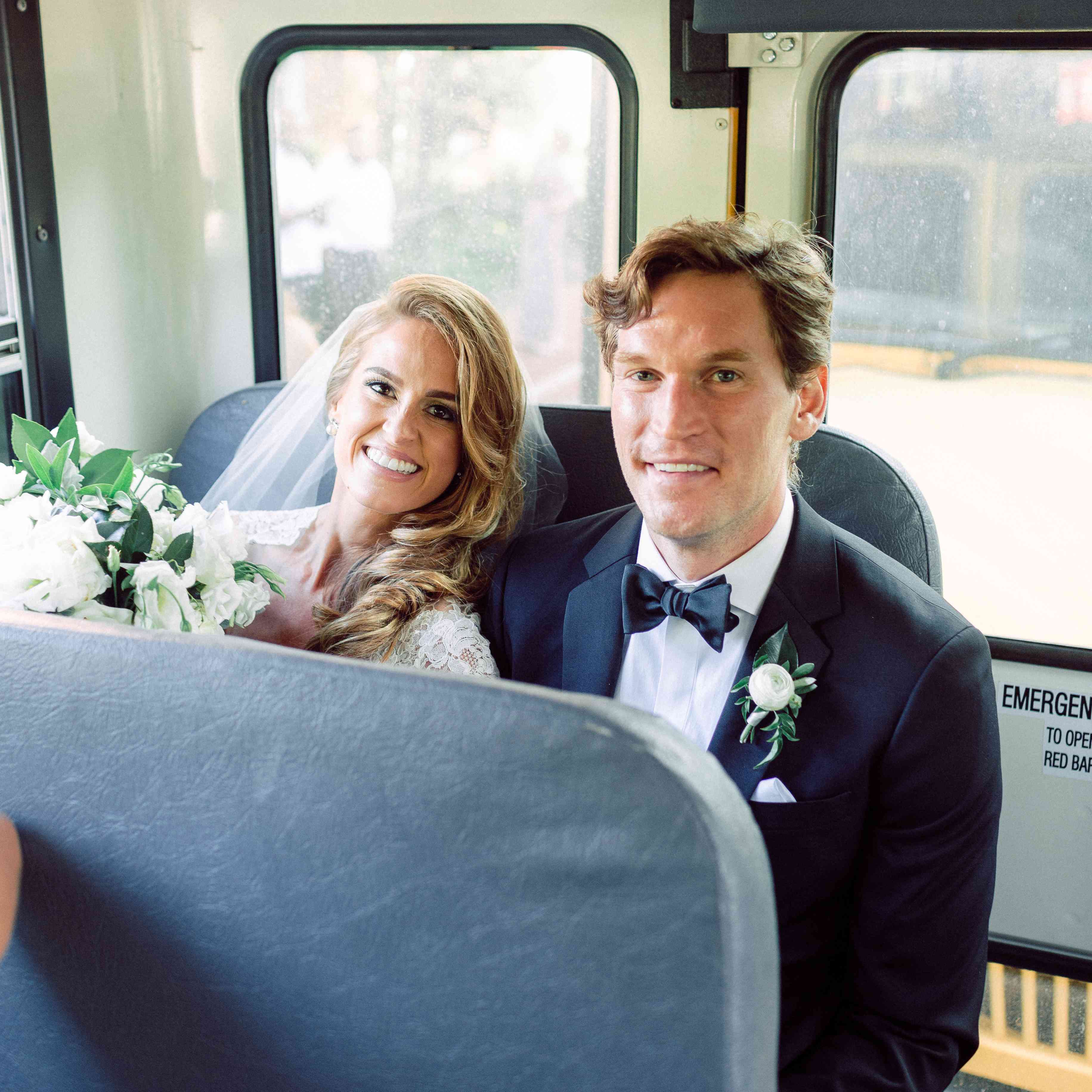 <p新娘和新郎在接待大巴上</p <br