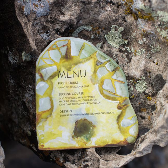 在吉祥地岩石写的婚礼菜单