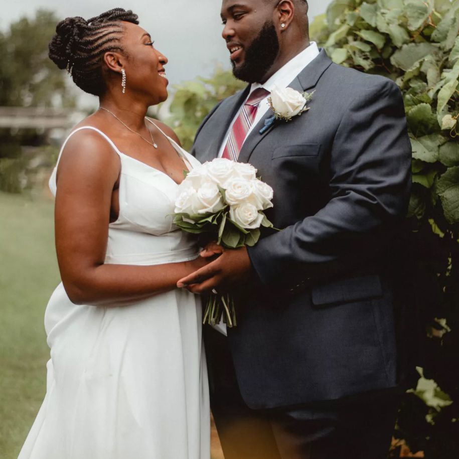 花园里的新婚画像