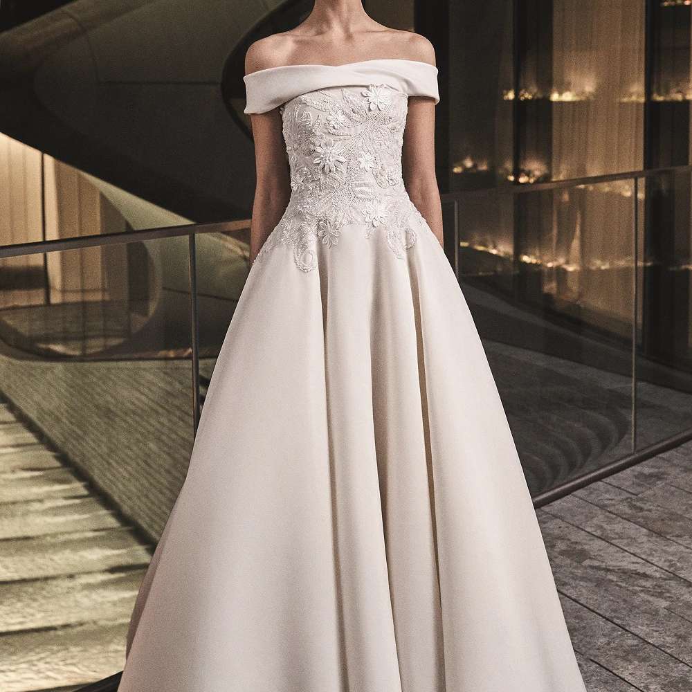 模特在露肩舞会礼服婚纱