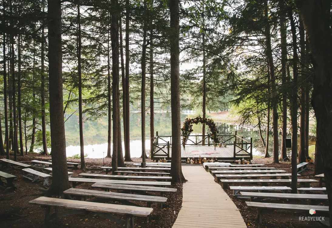 木制婚礼场地上一排排的木制长椅