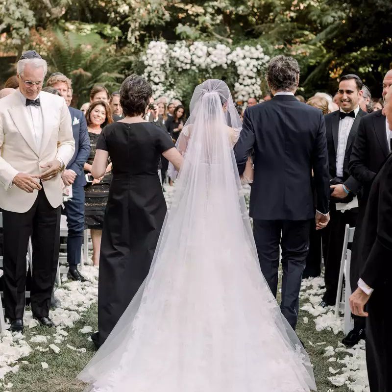 新娘和爸爸妈妈走在过道上