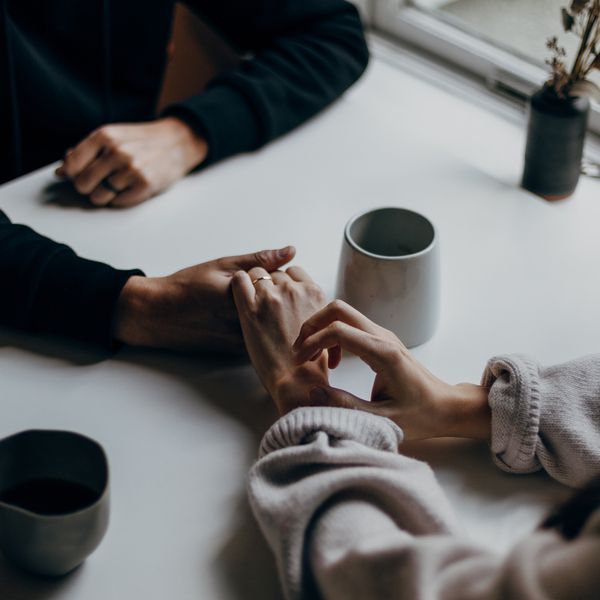 握在桌上的夫妇手