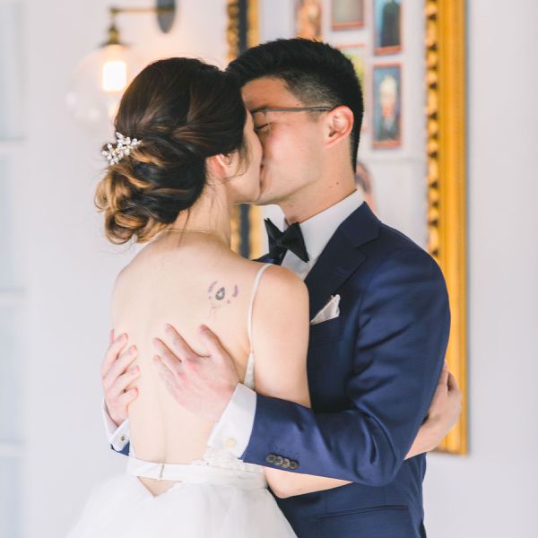 新娘和新郎接吻