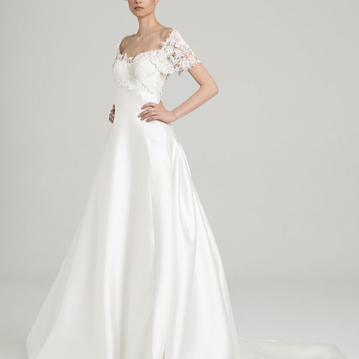 模特穿着带花边的露肩礼服