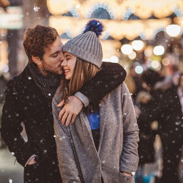 一对情侣在雪中拥抱