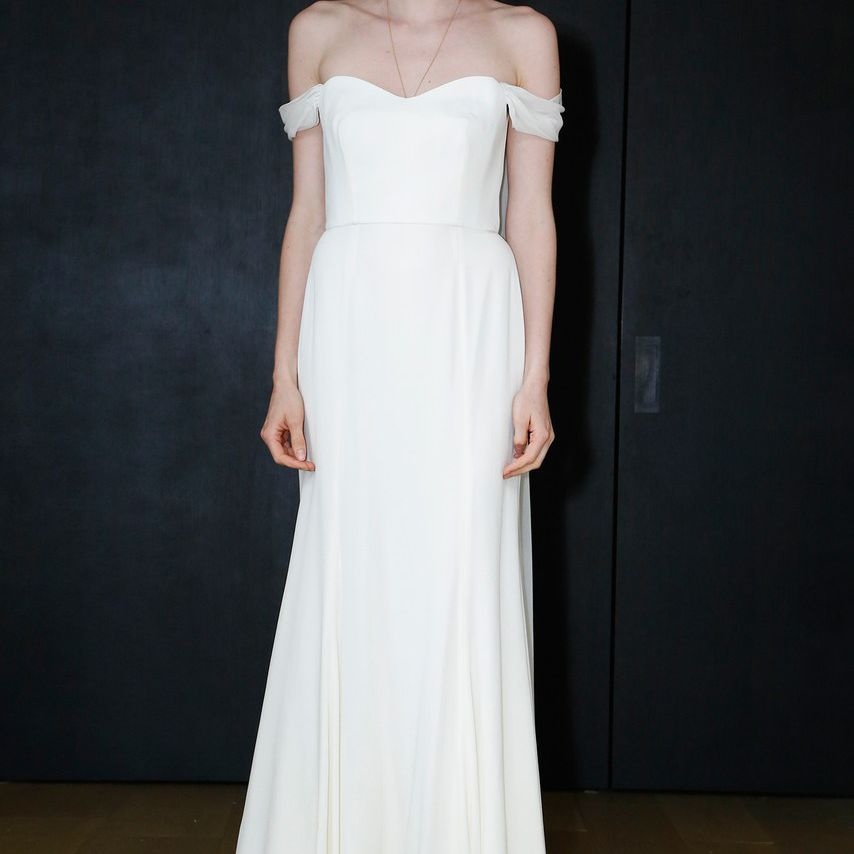 萨凡纳·米勒的露肩婚纱