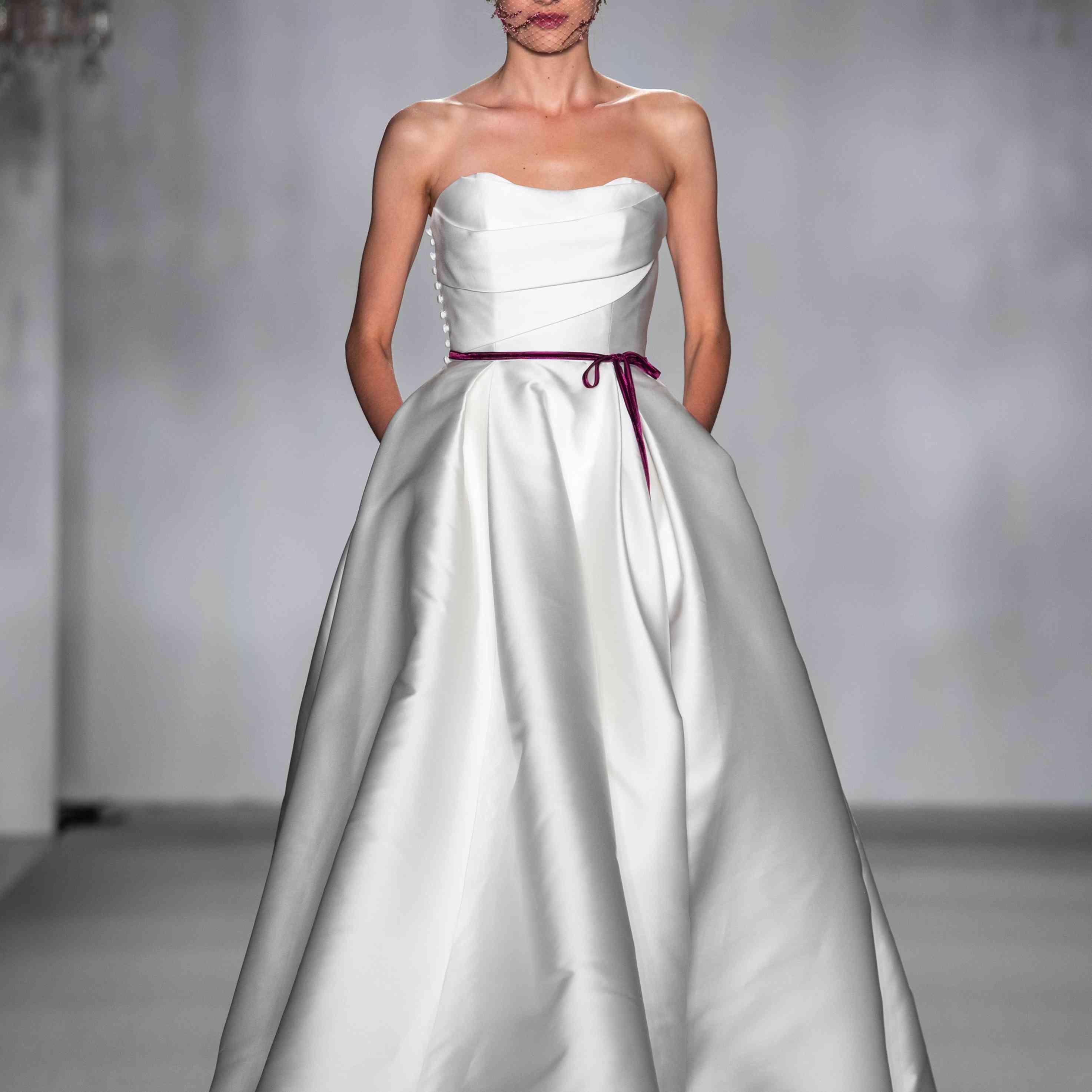 安妮·巴尔婚纱