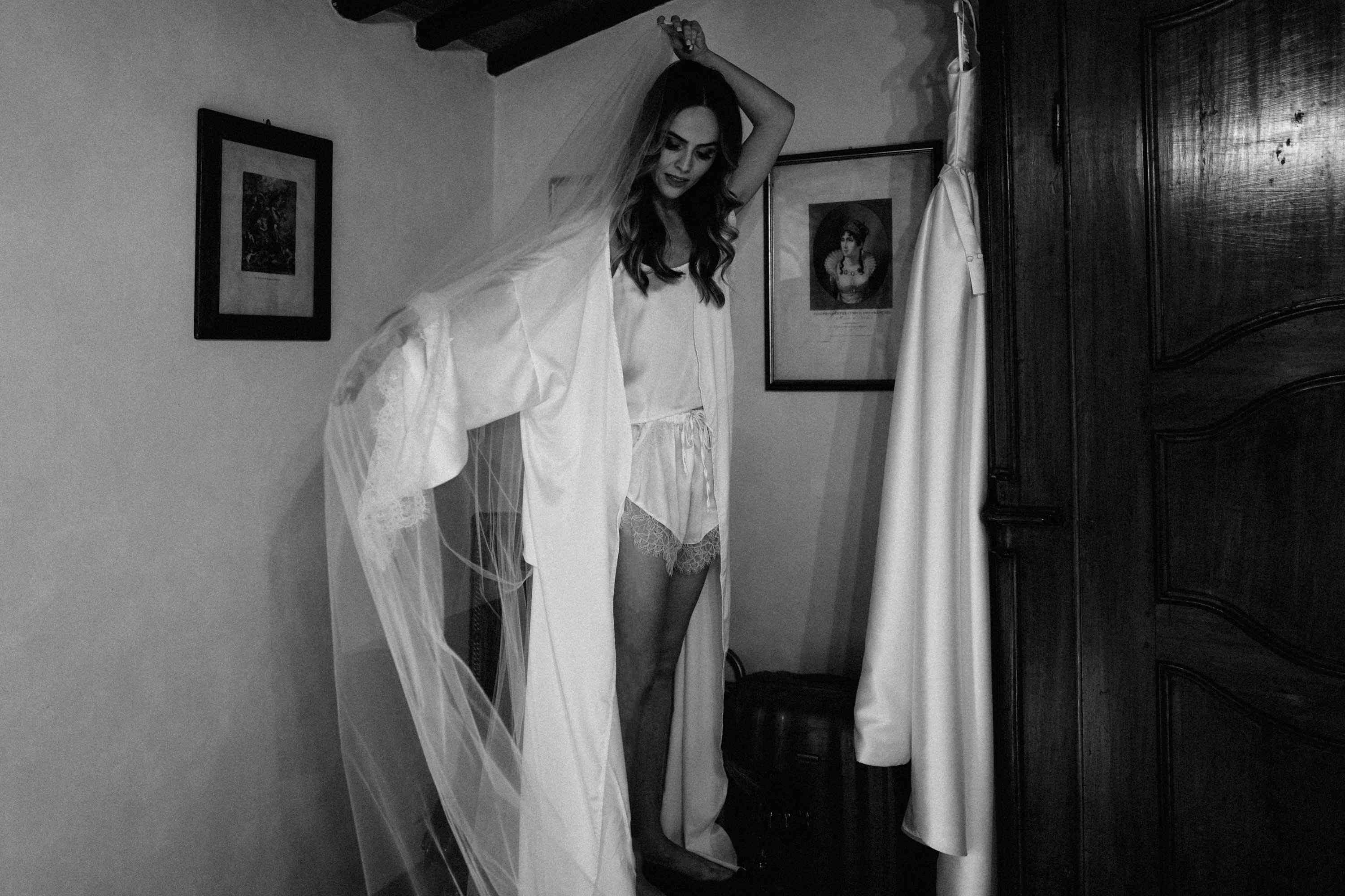 新娘准备好礼服和连体裤