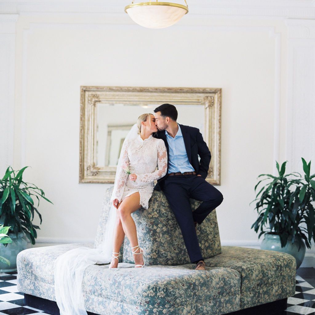 新娘和新郎接吻