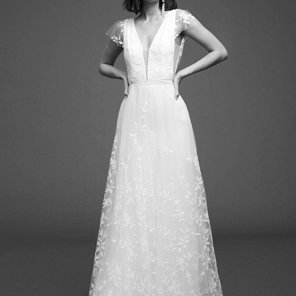 模特在a字裙刺绣薄纱和帽袖