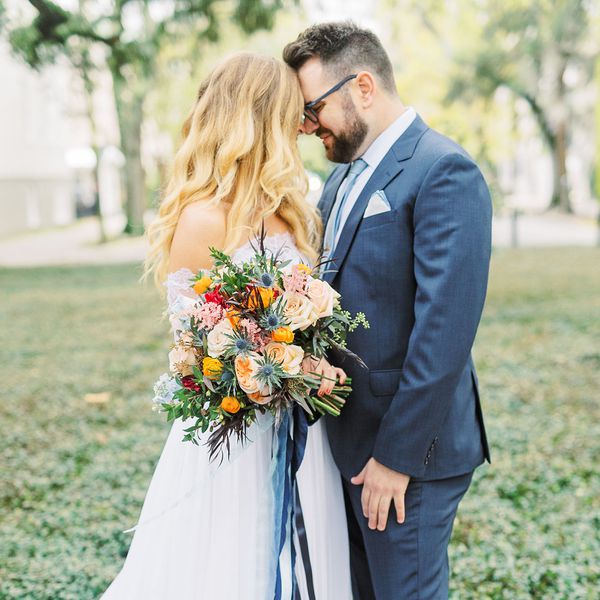 新娘和新郎与秋天花束