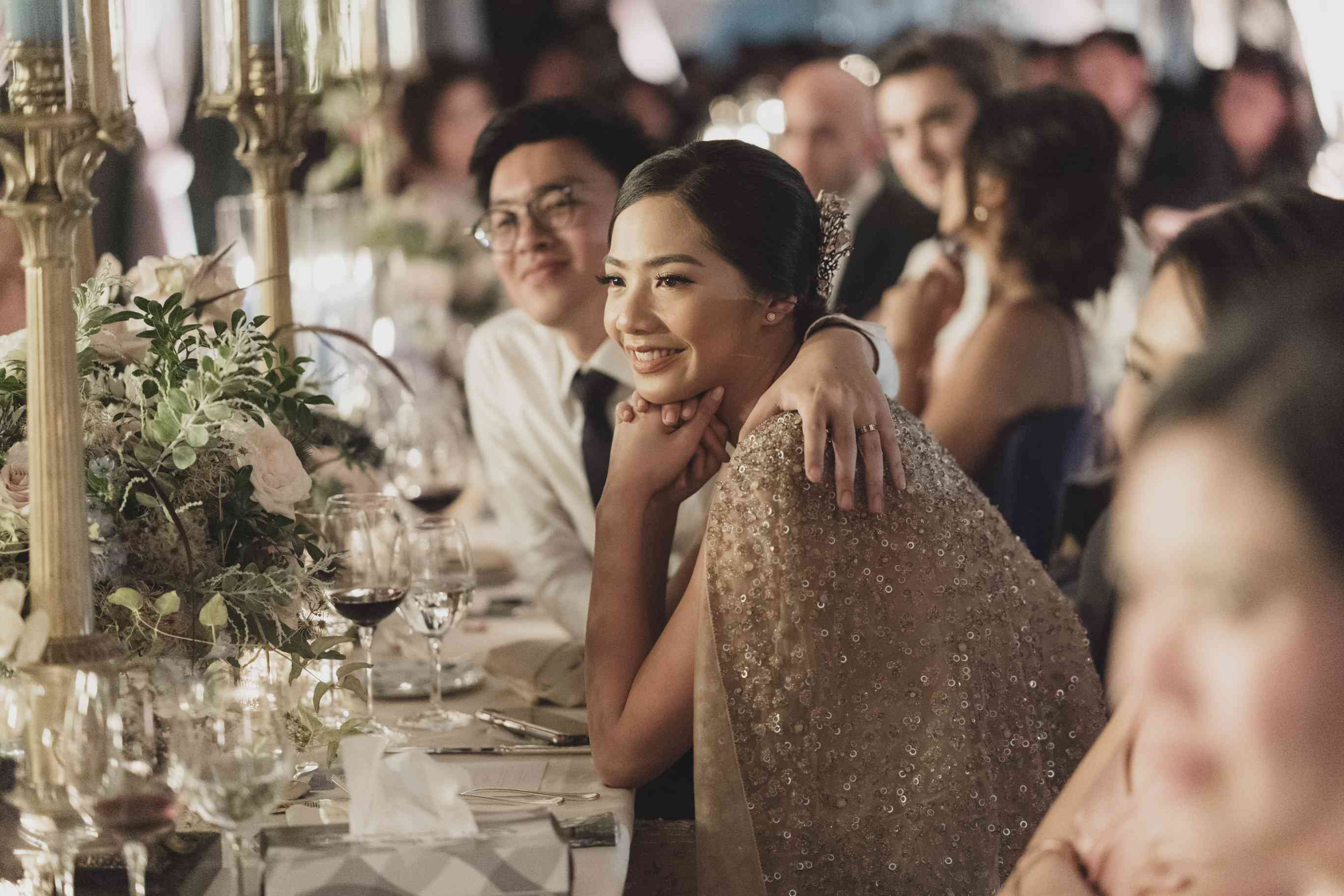 浪漫的科莫湖的婚礼，新郎新娘拥抱接待