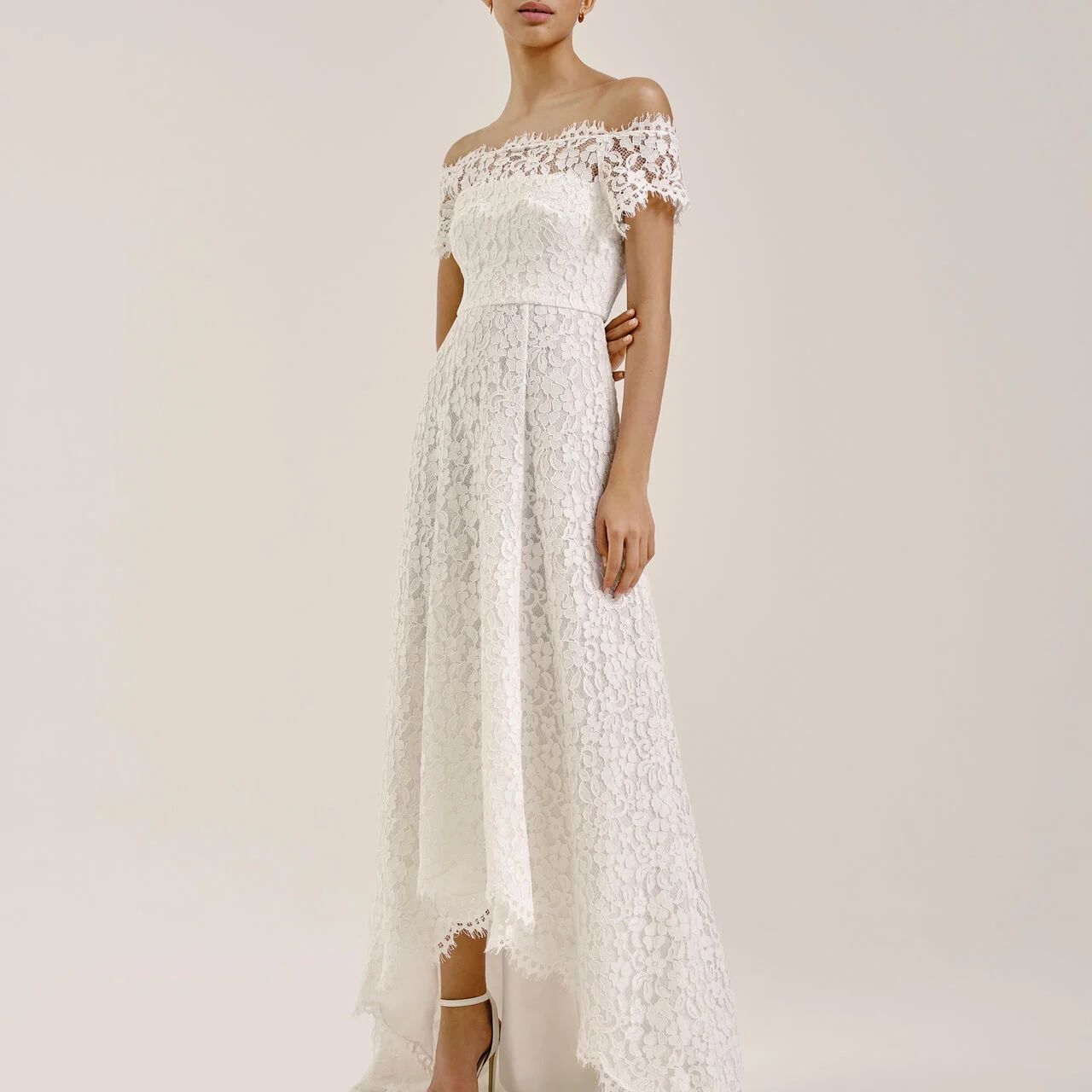 模特在蕾丝露肩婚纱与微妙的高低下摆