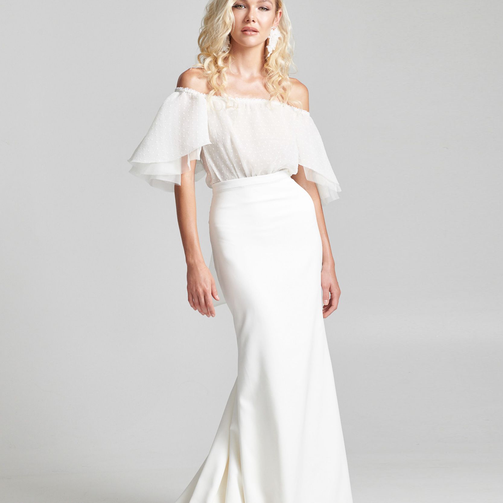 丽贝卡·舍内菲尔德婚纱