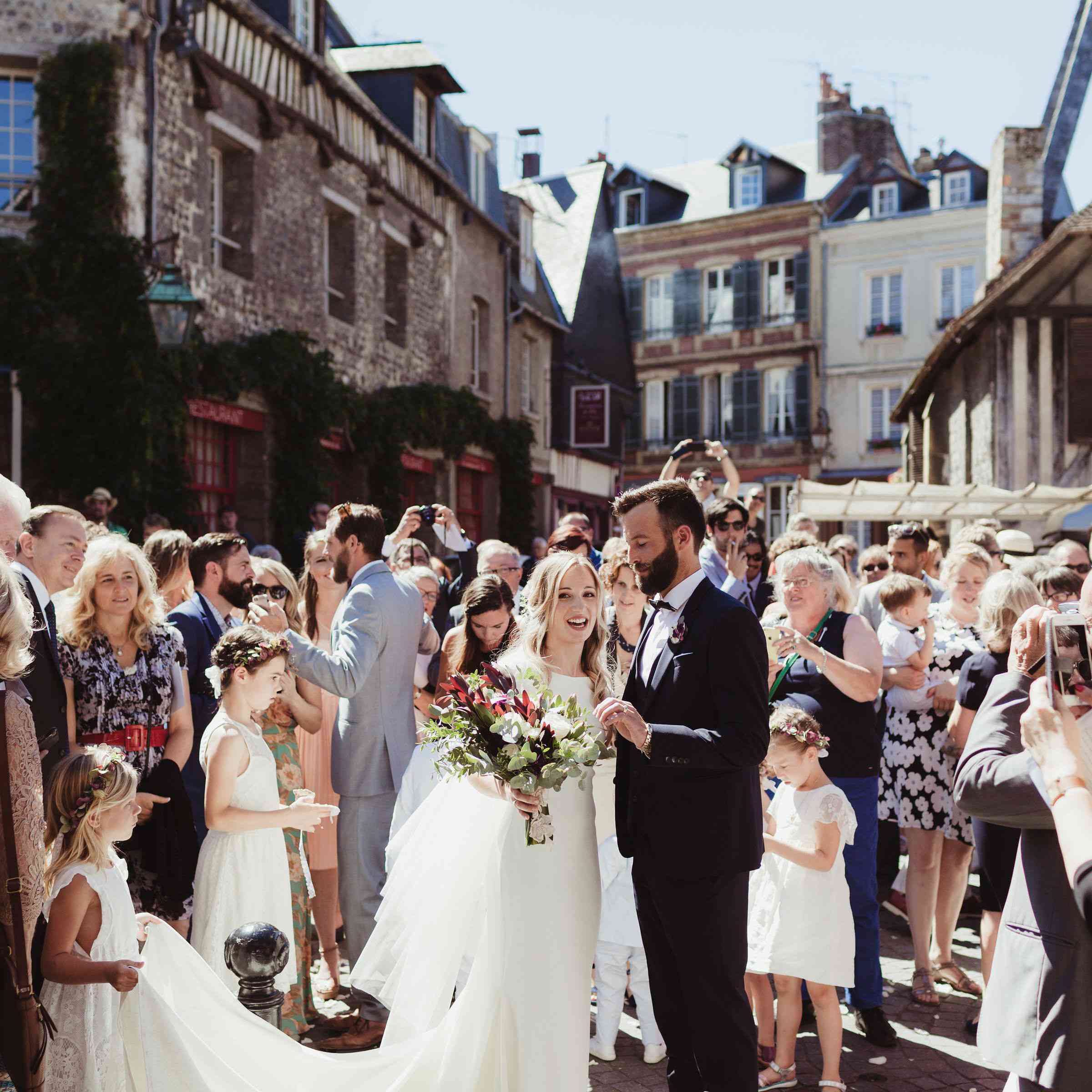 花女孩新娘和新郎