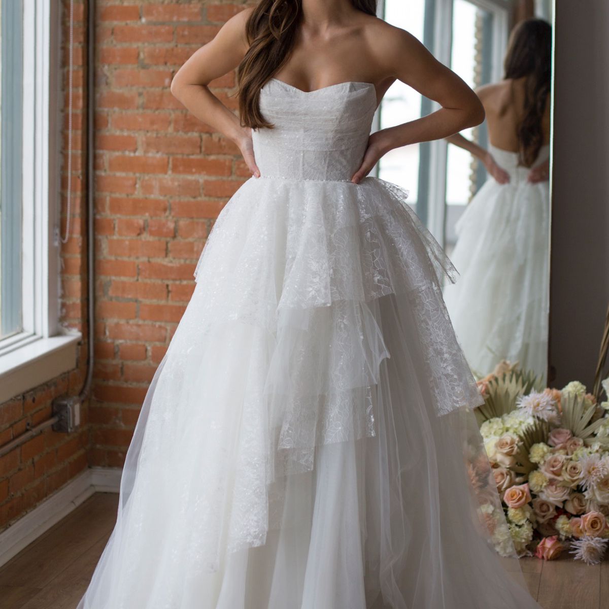 略带甜心蕾丝球长的模型与裙子