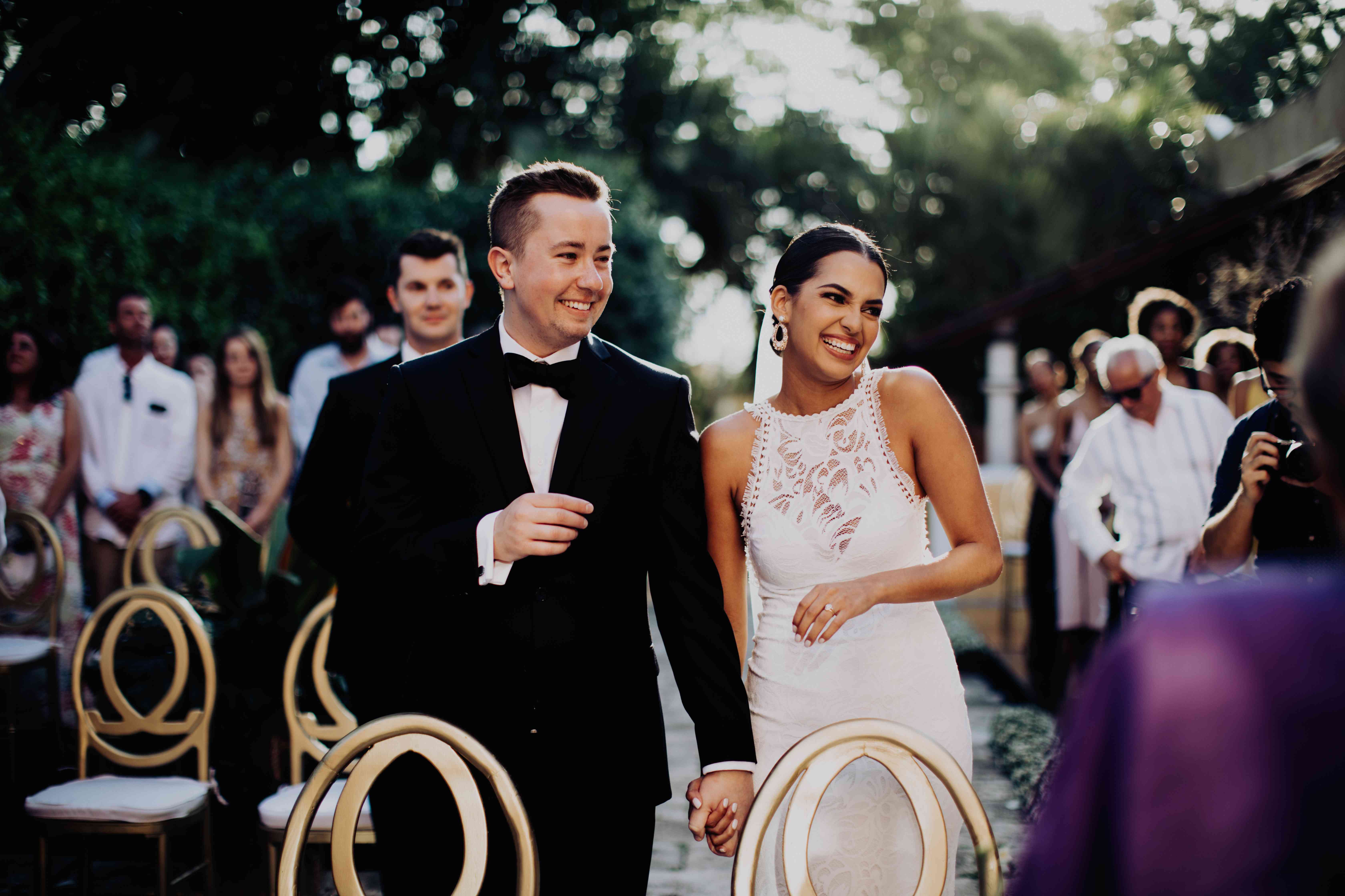 新郎和新娘一起大笑