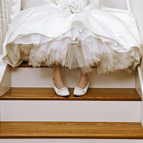 新娘坐在楼梯上