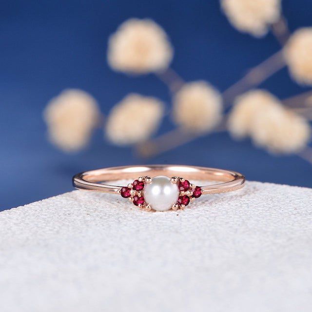 珍珠戒指与红宝石细节和黄金带