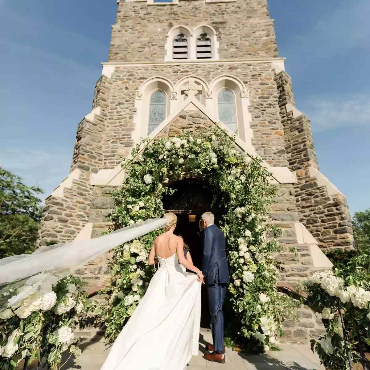 教堂与花卉拱门入口