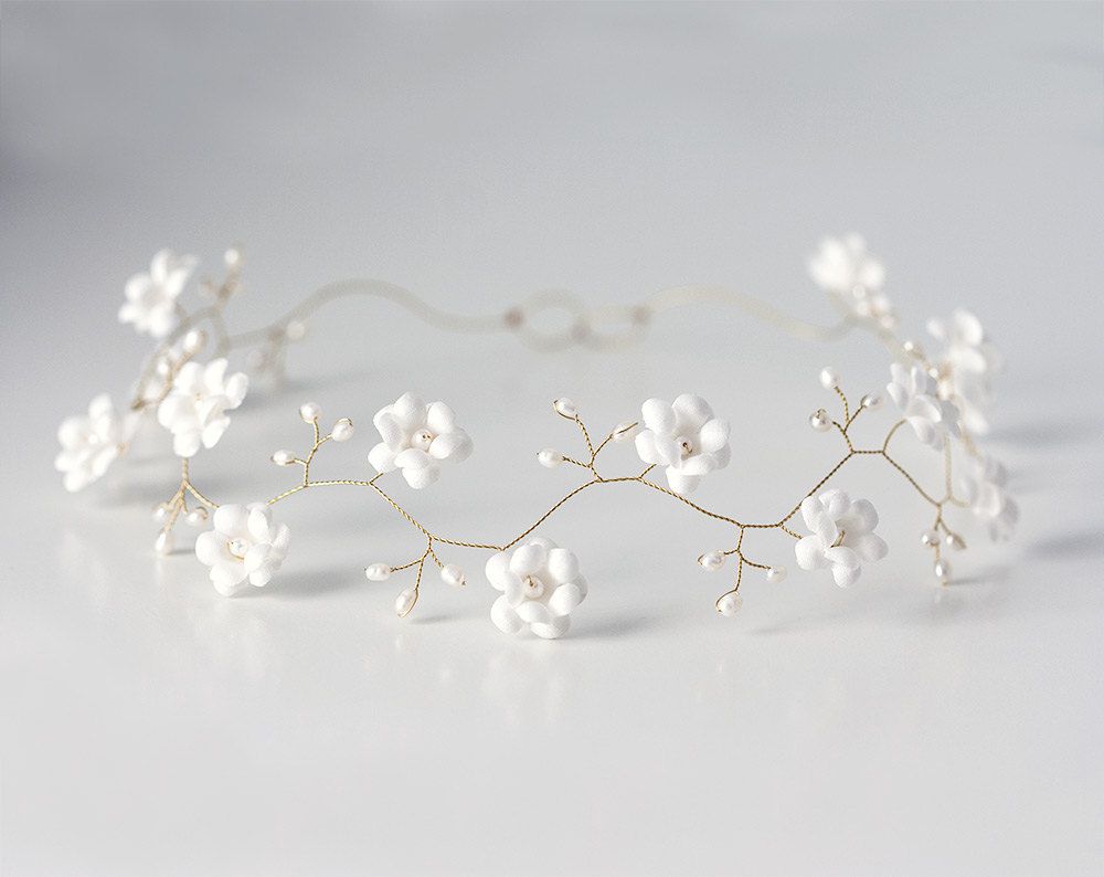 精致的白色花朵的花冠