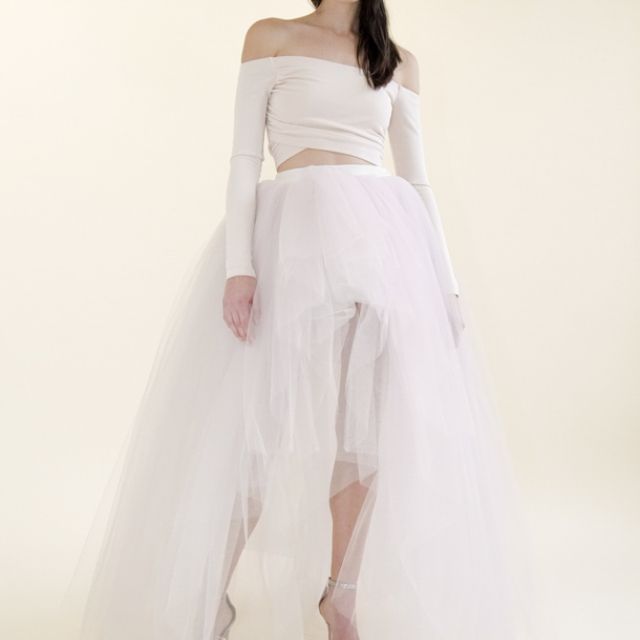 型号在肩上作物顶部和高低薄纱裙