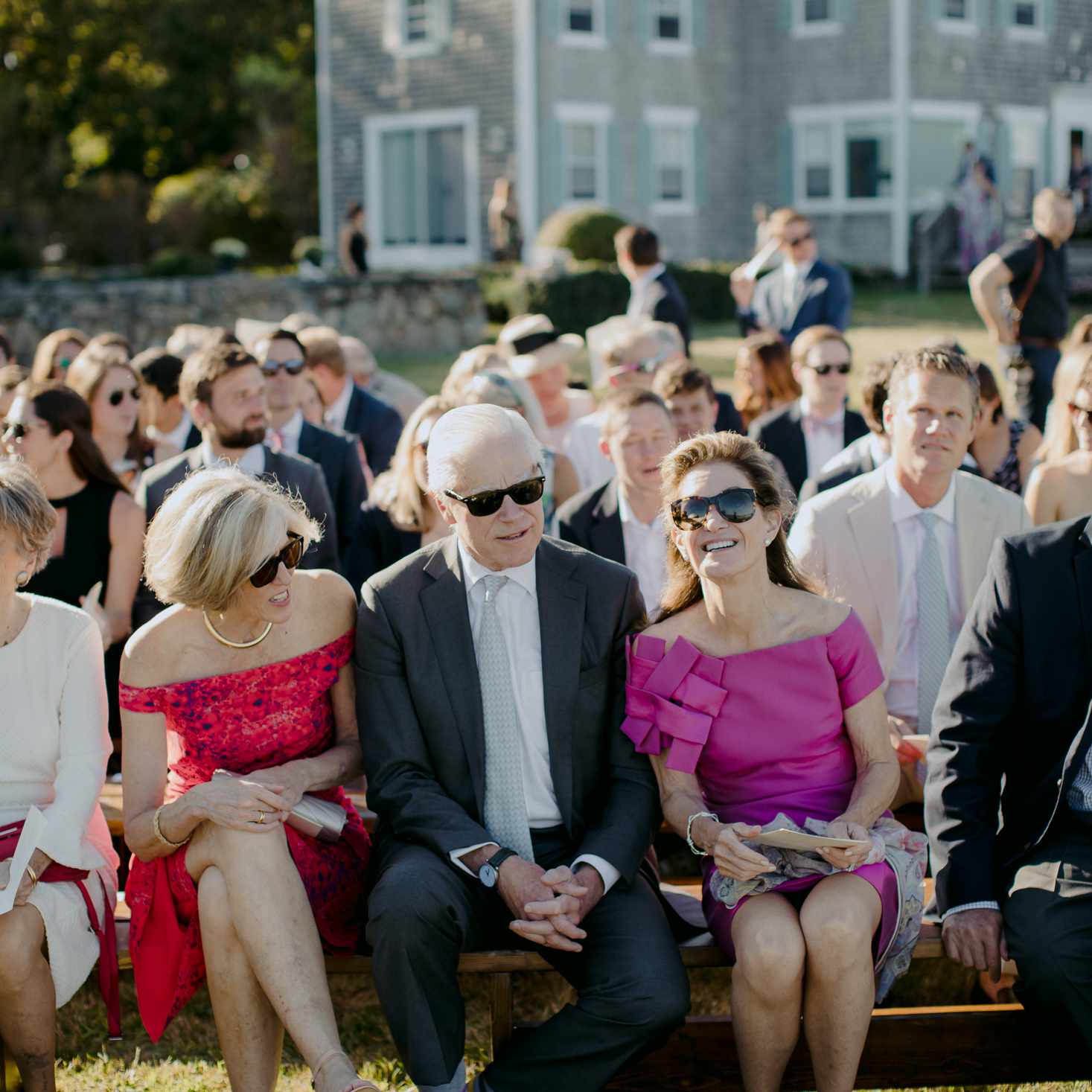 马萨诸塞州乡村婚礼，客人坐在外面的长椅上