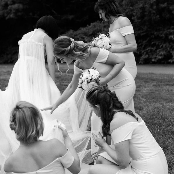 伴娘帮新娘搭火车