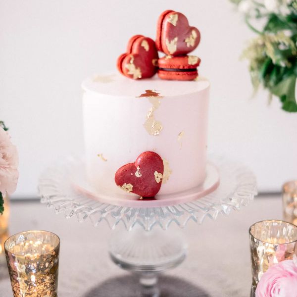 粉色蛋糕配红心马卡龙