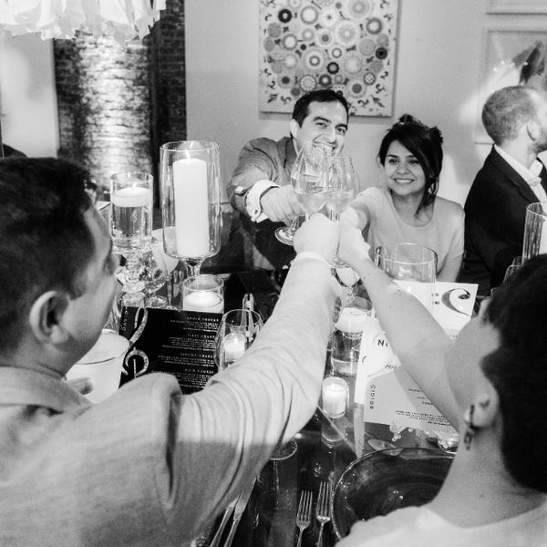 四人在婚礼排练晚餐敬酒