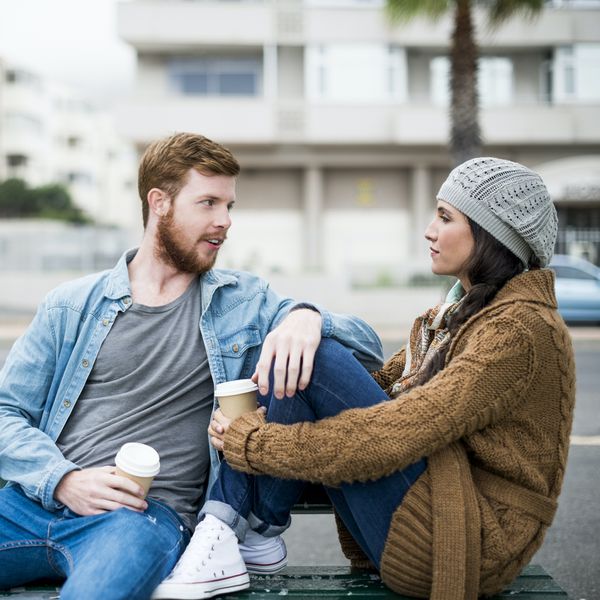 男人和女人坐在长凳上