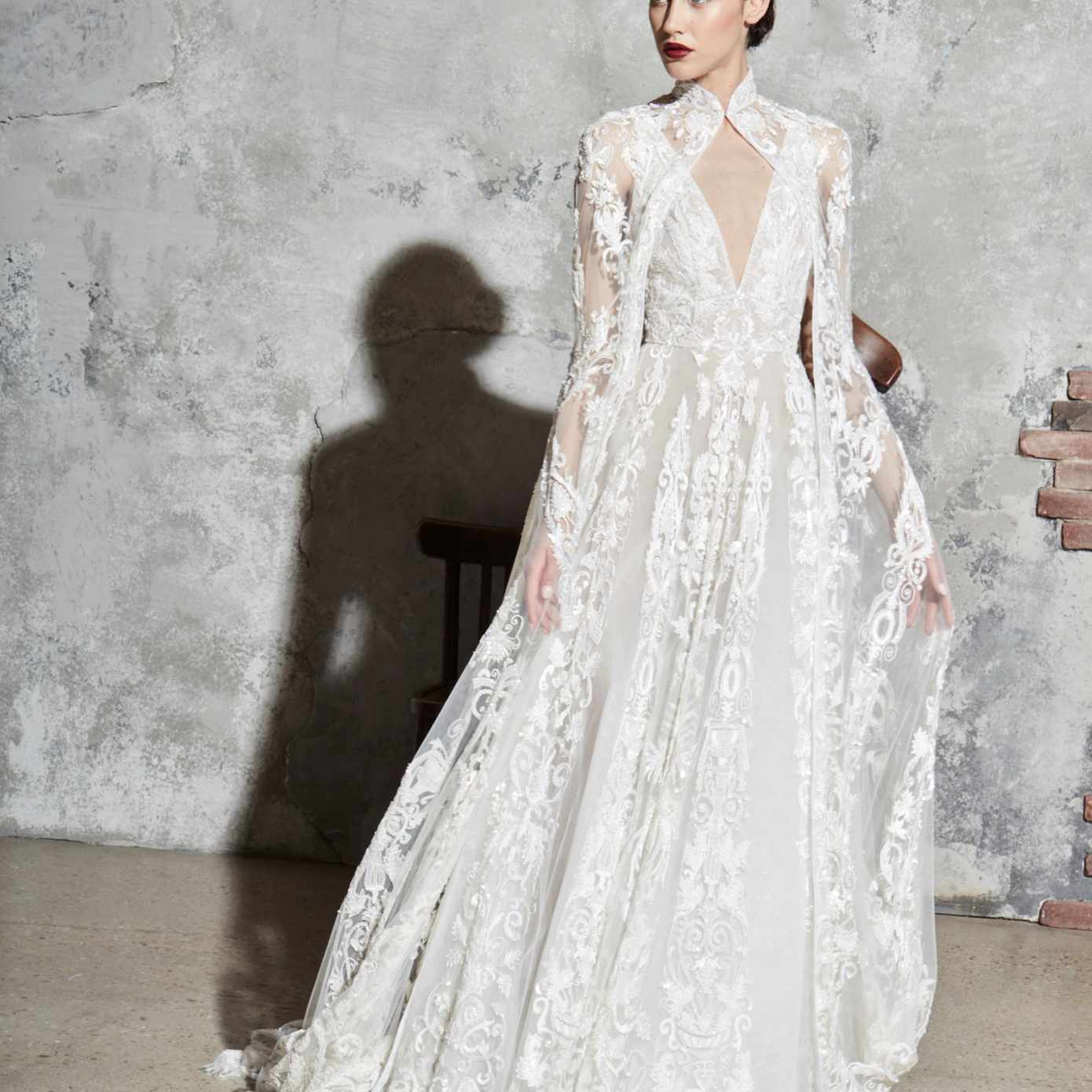 模特身穿无袖v领刺绣薄纱礼服，搭配披肩