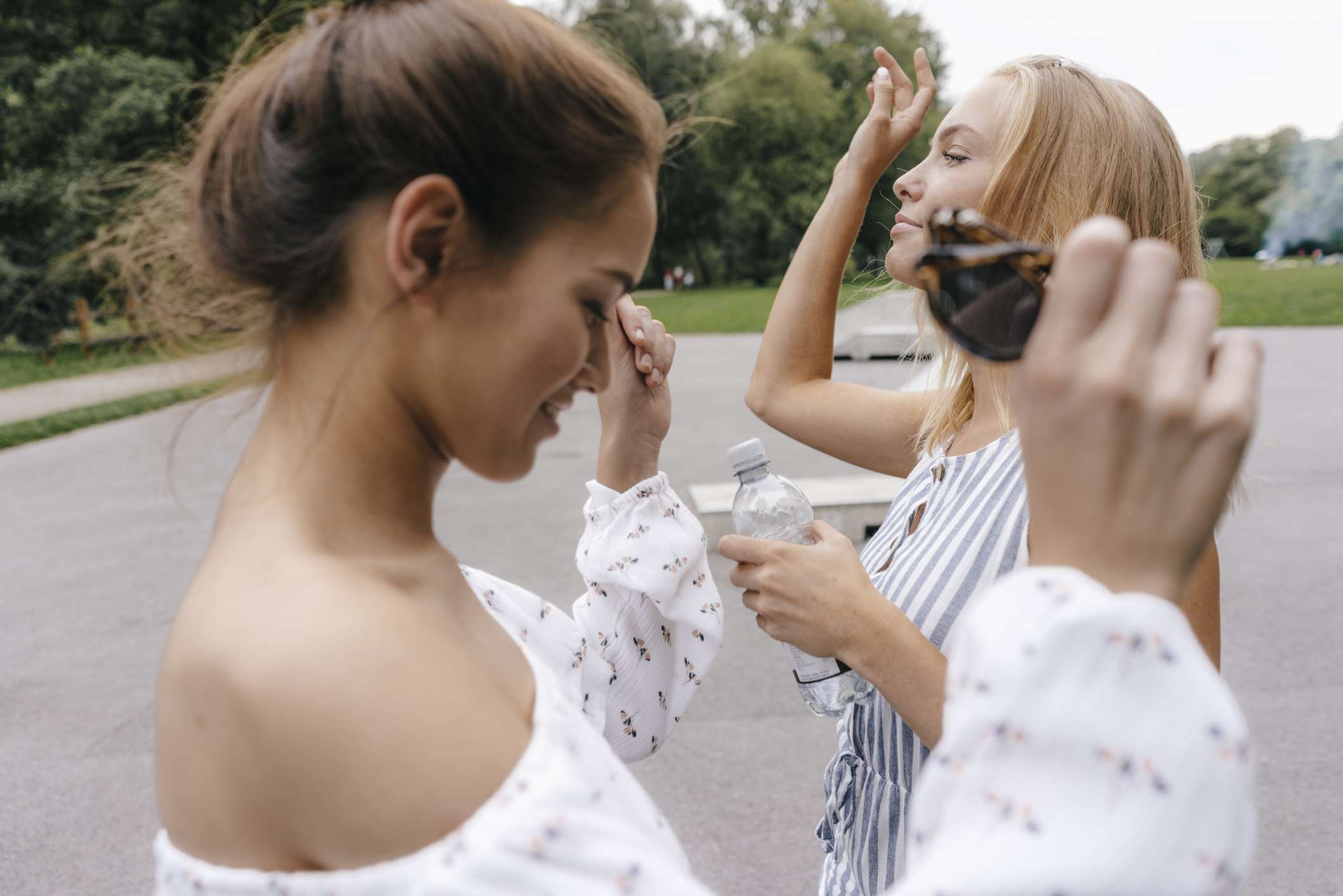 女孩们喝水跳舞