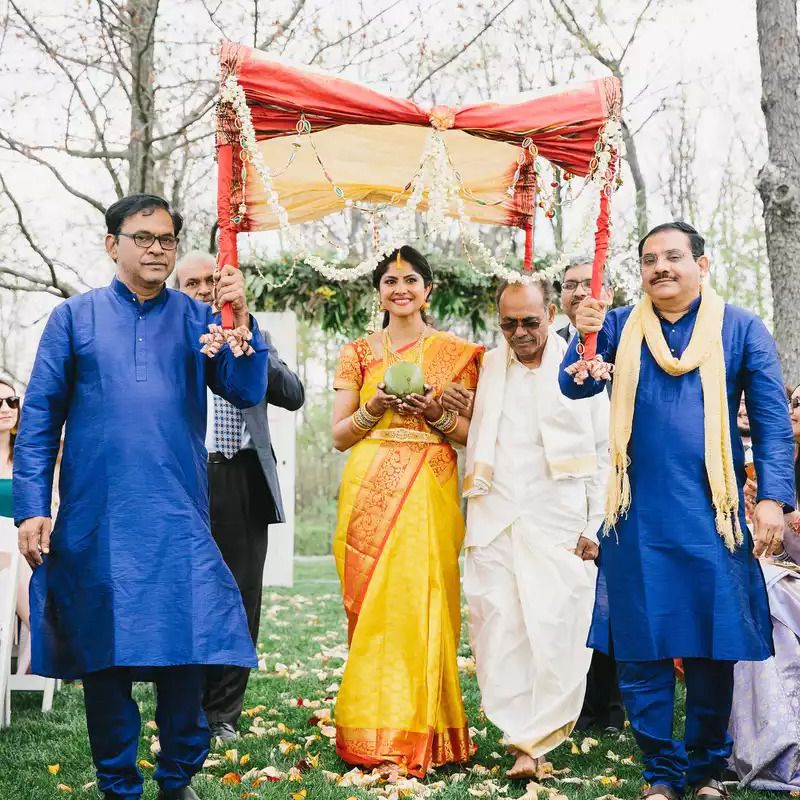 新娘和两个叔叔一起散步