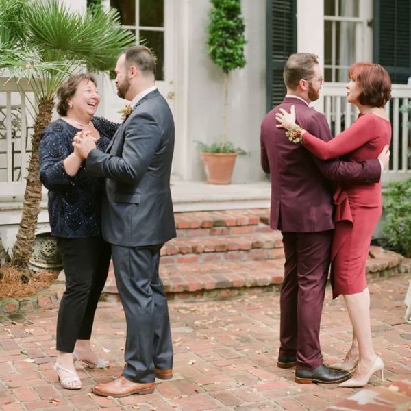 两个新郎与他们的婚礼跳舞