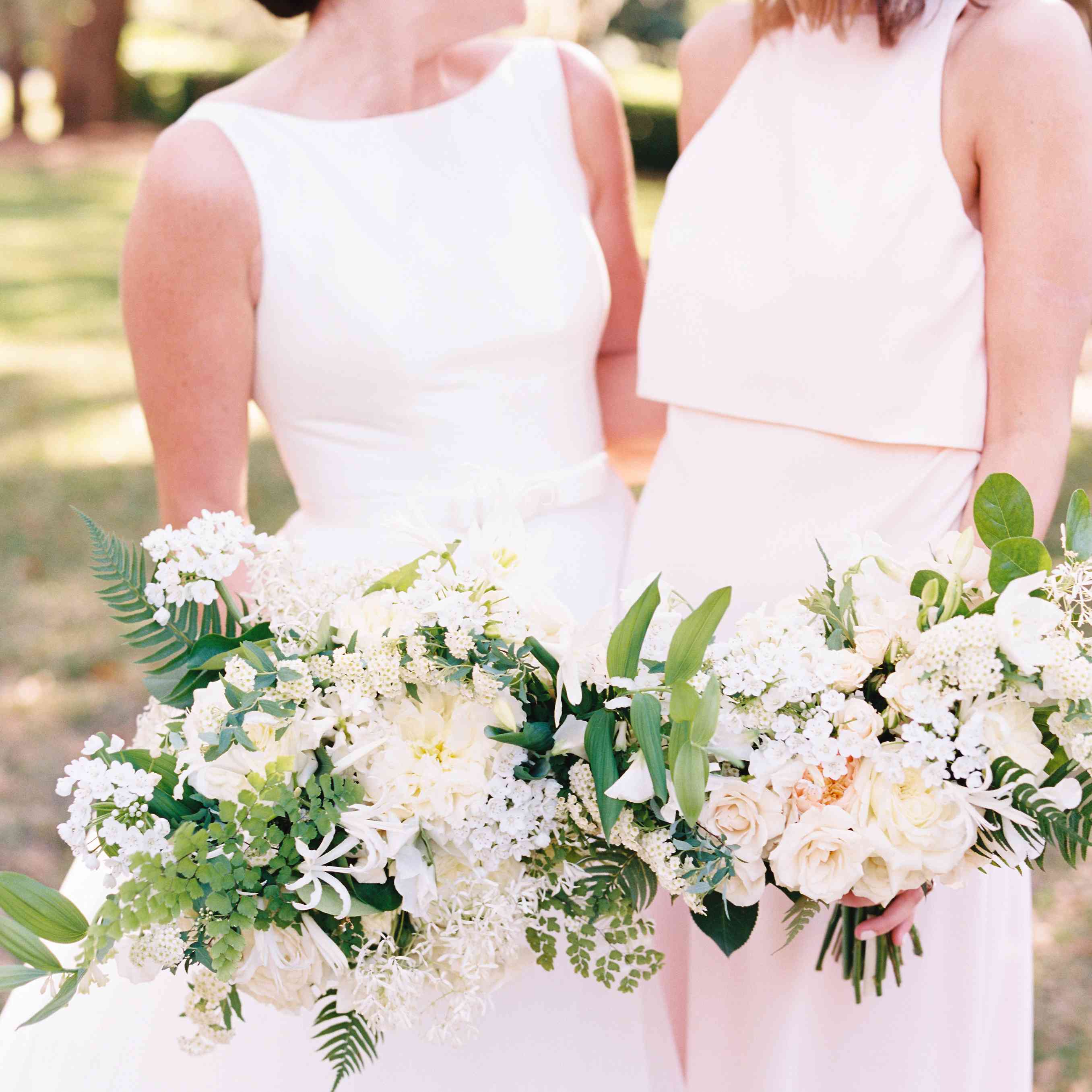 新娘和伴娘朋友一起笑